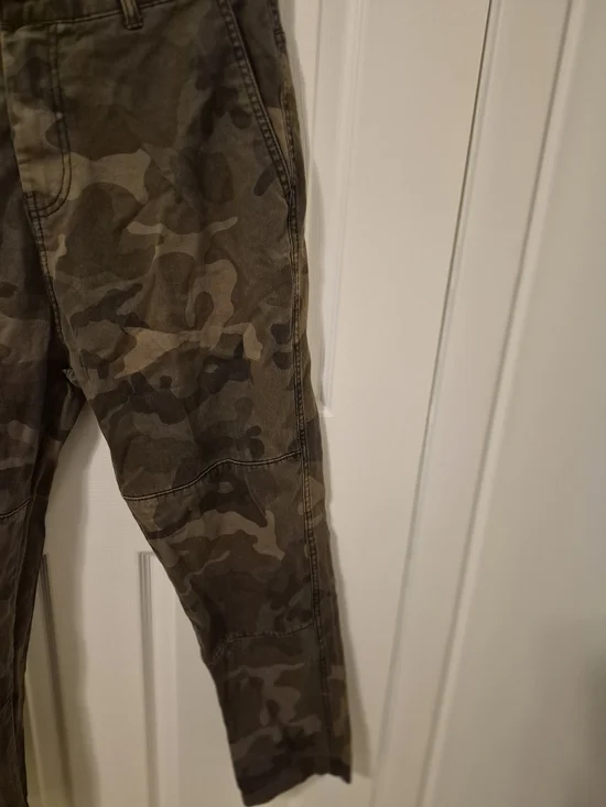 Bershka Men's Camo Cargo Pants - Olive Green - Picture 2 of 6